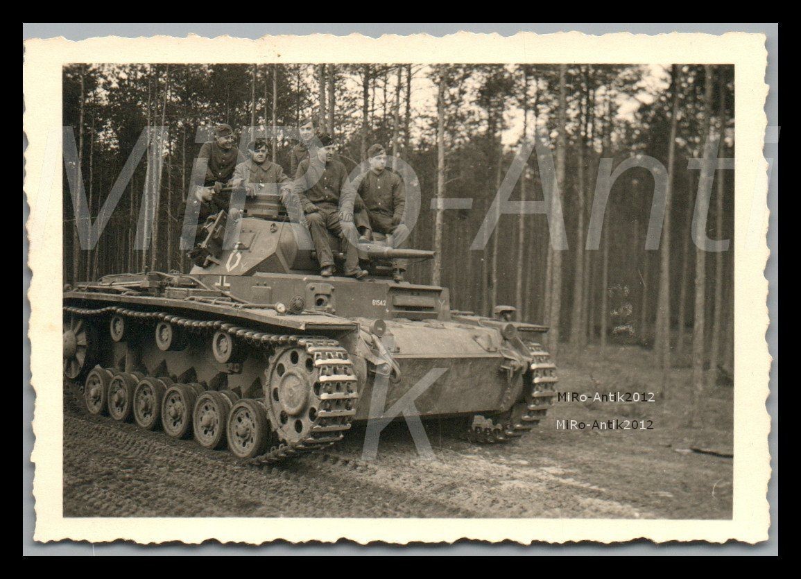 Pz.Kpfw. III Ausf.F 5cm (Fgst.Nr.61542) {001}{a}.jpg